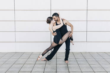 Paar tanzt Ballett vor einer Wand - JRVF03291