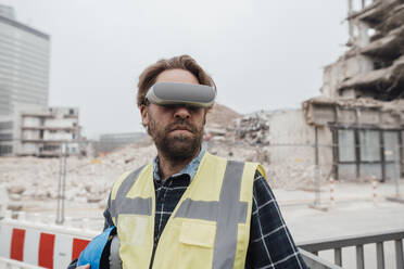 Arbeiter mit VR-Brille auf einer Baustelle - JOSEF15716