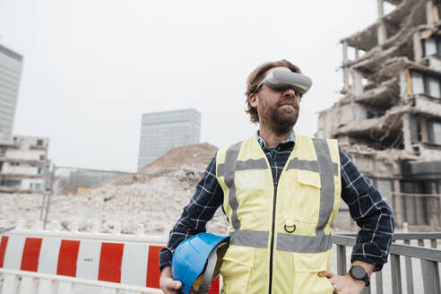 Arbeiter mit Virtual-Reality-Brille auf einer Baustelle - JOSEF15717