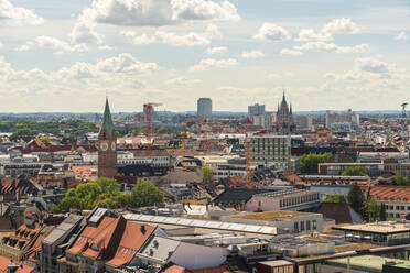 Deutschland, München, Blick auf die historische Altstadt an einem sonnigen Tag - TAMF03860