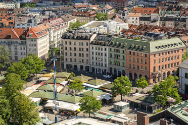 Deutschland, München, Viktualienmarkt mit Wohnhäusern im Hintergrund - TAMF03863