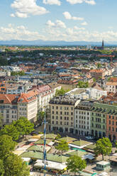 Deutschland, München, Viktualienmarkt mit Wohnhäusern im Hintergrund - TAMF03868