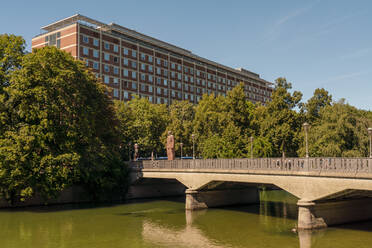 Deutschland, München, Boschbrucke über der Isar im Sommer - TAMF03876