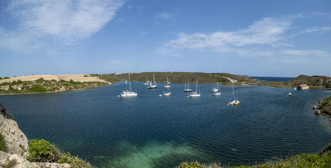 Spanien, Balearische Inseln, Mahon, Panoramablick auf Segelboote in der Bucht - AMF09823