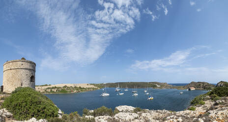 Spanien, Balearische Inseln, Mahon, Festung Mola mit Segelbooten im Hintergrund - AMF09824