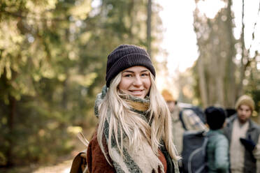 Seitenansicht einer lächelnden jungen Frau mit blondem Haar - MASF34176
