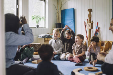 Kinderbetreuerin unterrichtet Jungen und Mädchen in einer Kindertagesstätte - MASF34551