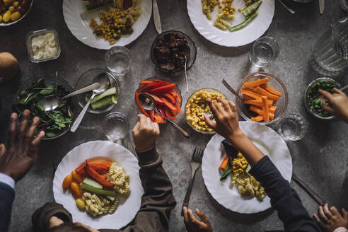 Ausgeschnittenes Bild von Schülern beim Frühstück am Tisch in einer Kindertagesstätte - MASF34575