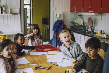 Fröhliche Schülerinnen und Schüler haben Spaß beim Lernen im Kindergarten - MASF34620