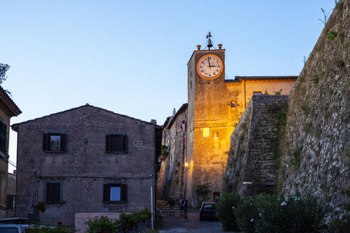 Italien, Latium, Capodimonte, Öffentliche Uhr in der Abenddämmerung - MAMF02468