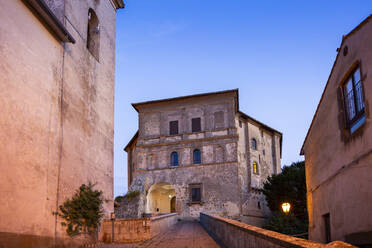 Italien, Latium, Capodimonte, Eingang der Festung Rocca Farnese in der Abenddämmerung - MAMF02470