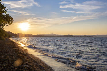 Italien, Latium, Capodimonte, Ufer des Bolsena-Sees bei Sonnenuntergang - MAMF02471