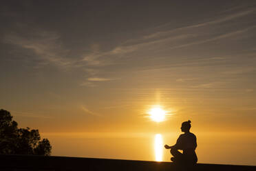 Silhouette Frau macht Yoga bei Sonnenuntergang - LJF02452