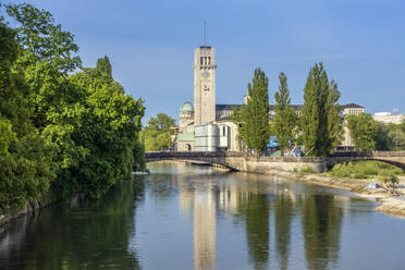 Deutschland, Bayern, München, Bogenbrücke über die Isar mit Turm des Deutschen Museums im Hintergrund - MAMF02478