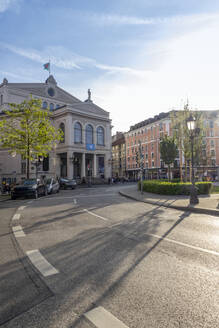 Deutschland, Bayern, München, Gärtnerplatztheater Opernhaus und Gärtnerplatz bei Sonnenuntergang - MAMF02481