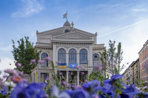 Deutschland, Bayern, München, Fassade des Gärtnerplatztheaters mit Blumenbeet im Vordergrund - MAMF02482