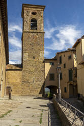 Italien, Toskana, Poppi, Glockenturm der Kirche Chiesa di San Fedele - MAMF02497