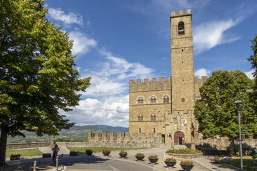 Italien, Toskana, Poppi, Außenansicht des Castello dei Conti Guidi im Sommer - MAMF02500