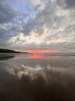 Idyllischer Blick auf den Strand bei Sonnenuntergang - MMPF00618