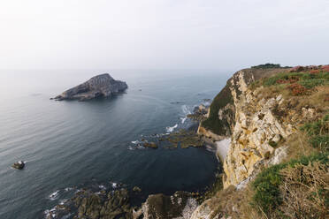 Panoramablick auf das Meer an der Klippe - MMPF00626