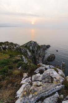 Ruhige Aussicht auf Felsen am Meer bei Sonnenuntergang - MMPF00627