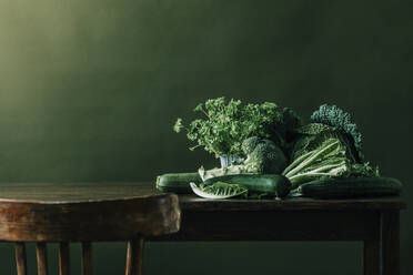 Grünes frisches Gemüse auf dem Tisch - VSNF00355