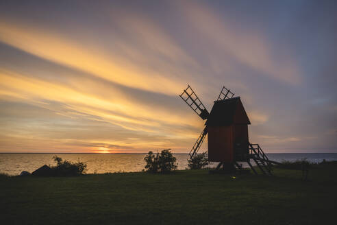 Schweden, Oland, Morbylanga, Windmühle an der Küste bei Sonnenuntergang - KEBF02568