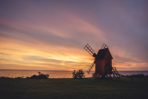 Schweden, Oland, Morbylanga, Windmühle an der Küste bei Sonnenuntergang - KEBF02569