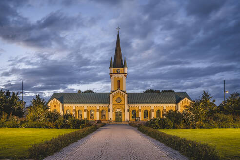 Schweden, Oland, Borgholm, Fassade der Borgholmer Kirche in der Abenddämmerung - KEBF02577