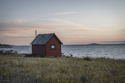 Schweden, Oland, Byxelkrok, Einsame Fischerhütte in der Abenddämmerung - KEBF02582