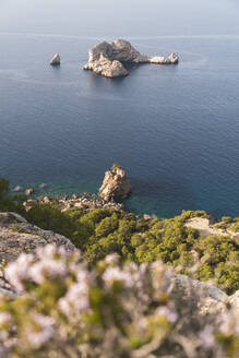 Spanien, Balearische Inseln, Ses Margalides Felsenbogen von der Küstenklippe aus gesehen - JAQF01212