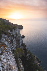 Spanien, Balearische Inseln, Untergehende Sonne von einer Klippe aus gesehen - JAQF01214