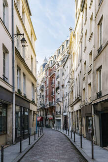 Frankreich, Ile-de-France, Paris, Schmale Straße zwischen Wohnhauszeilen - MMPF00636