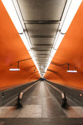 Frankreich, Ile-de-France, Paris, Leere Rolltreppe im Bahnhof Auber - MMPF00650