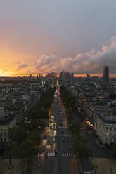 Frankreich, Ile-de-France, Paris, Verkehr auf der Straße von der Spitze des Arc de Triomphe bei Sonnenuntergang gesehen - MMPF00651