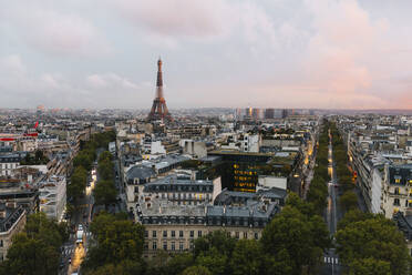 Frankreich, Ile-de-France, Paris, Skyline der Stadt mit Eiffelturm im Hintergrund - MMPF00653