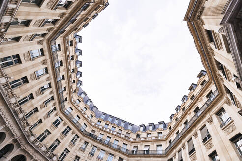 Frankreich, Ile-de-France, Paris, Blick von unten auf die Wohnungen rund um den Platz Edouard-VII - MMPF00659