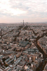 Frankreich, Ile-de-France, Paris, Stadtbild aus der Luft in der Abenddämmerung - MMPF00664