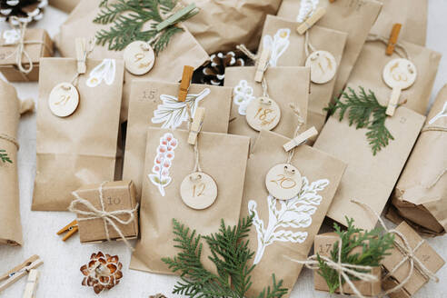 Brown paper bags with numbered Labels prepared for advent calendar - SSYF00026