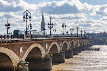 Frankreich, Nouvelle-Aquitaine, Bordeaux, Pont de Pierre, die sich über den Fluss Garonne erstreckt - WDF07229