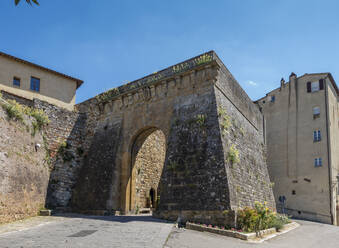 Italien, Toskana, Montepulciano, Mittelalterliches Stadttor Porta al Prato - MAMF02502