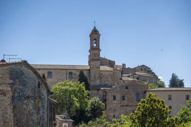 Italien, Toskana, Montepulciano, Kirche St. Agostino und umliegende alte Stadthäuser - MAMF02503
