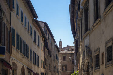 Italien, Toskana, Montepulciano, Alte Stadthäuser im Sommer - MAMF02505