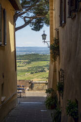 Italien, Toskana, Montepulciano, Chiana-Tal von einer engen Gasse aus gesehen - MAMF02512