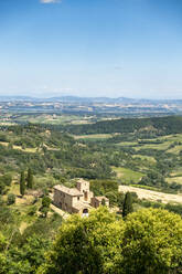 Italien, Toskana, Montepulciano, Villa im Chiana-Tal im Sommer - MAMF02514