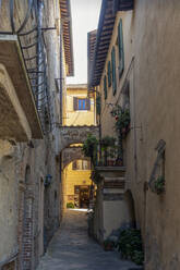 Italien, Toskana, Montepulciano, Leere Gasse in der Altstadt - MAMF02515