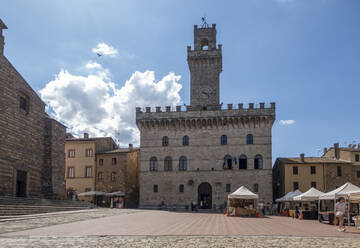 Italien, Toskana, Montepulciano, Piazza Grande und Palazzo Comunale - MAMF02517