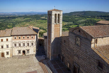 Italien, Toskana, Montepulciano, Piazza Grande und Kathedrale Santa Maria Assunta - MAMF02521