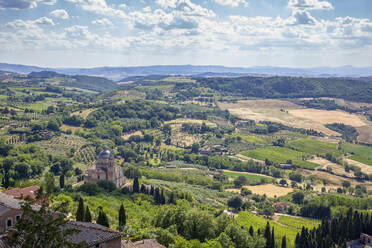 Italien, Toskana, Montepulciano, Blick auf eine ländliche Landschaft im Sommer - MAMF02525