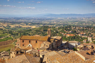 Italien, Toskana, Montepulciano, Dächer von alten Stadthäusern im Sommer mit ländlicher Landschaft im Hintergrund - MAMF02526